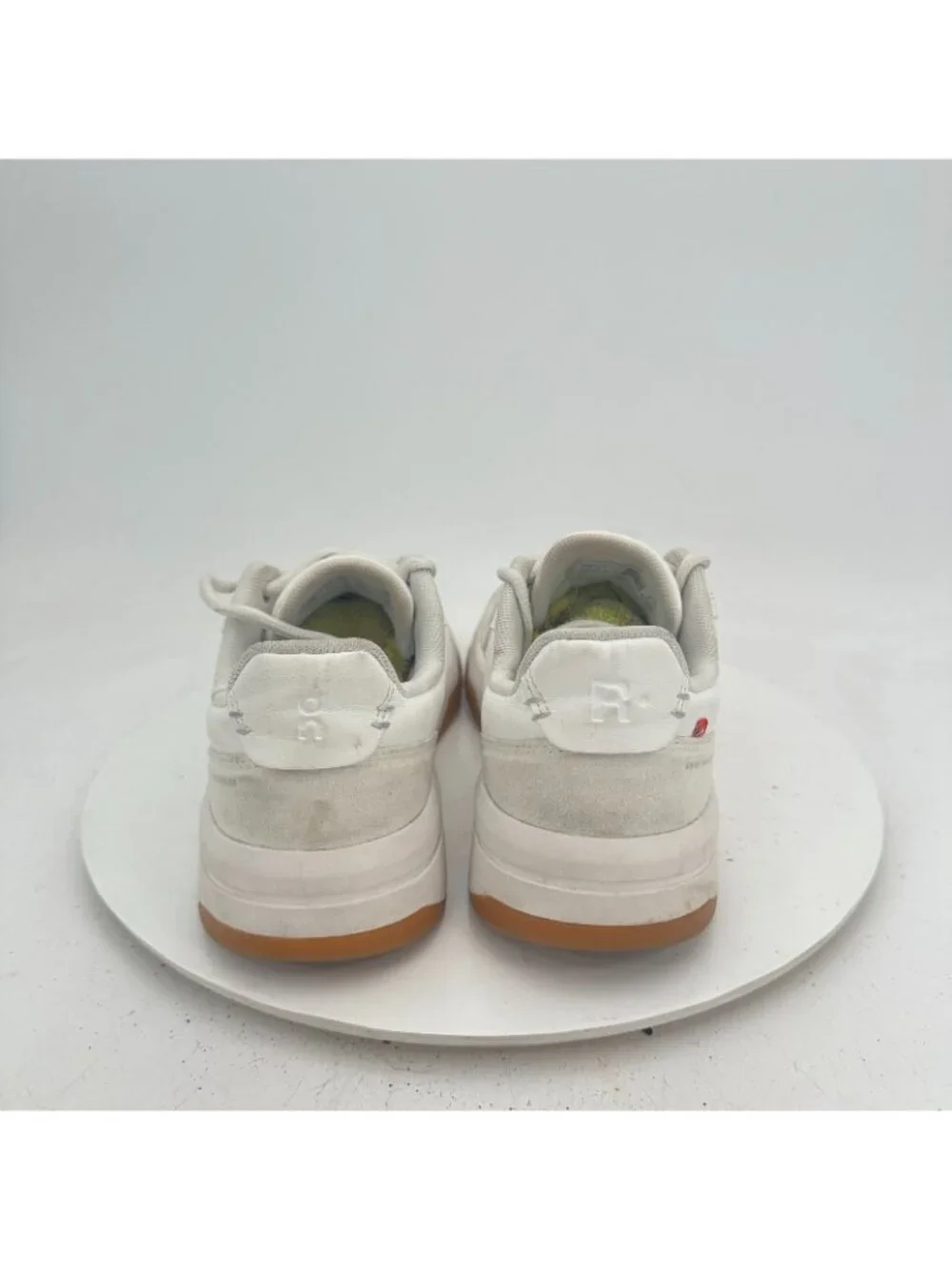 On The Roger Clubhouse Swiss Engineering Women Sz 9 3WF10430924 White Ivory Shoe